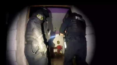 Baie de sânge după ce un tată a deschis focul asupra mascaților Incredibil ce au găsit agenții în casa groazei