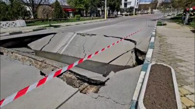 Pământul s-a deschis sub roți și a început carnagiul. O dubă plină de oameni a fost la un milimetru de moarte groaznică