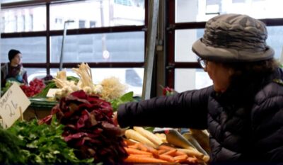 Procentul uriaș de români care au RENUNȚAT la cumpărături din cauza cheltuielilor este de…