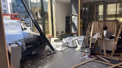 O șoferiță de 71 de ani a intrat cu mașina direct într-un bancomat din Galați și a pus la pământ o altă femeie
