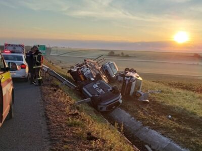 Haos pe autostrada A1 după ce un TIR plin cu mașini s-a răsturnat lângă Arad. Trafic restricționat până la prânz