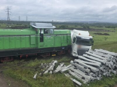 Haos la Giurgiu după ce o cisternă plină cu motorină a lovit un tren de marfă. Pericol de explozie pe centura orașului