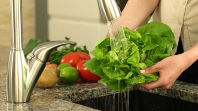 Ingredientul banal din bucătărie care elimină pesticidele din legume. Ce trebuie să pui în apă când speli salata