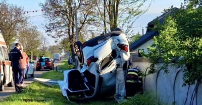 Răsturnare violentă pe un drum din Vaslui! Un șofer de 58 de ani a pus un stâlp la pământ și a ieșit singur din mașină