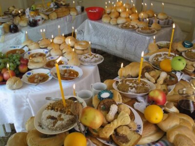 Ce trebuie să pui neapărat în pachete de Rusalii 2026. Alimentele care se împart pentru sufletele celor adormiți
