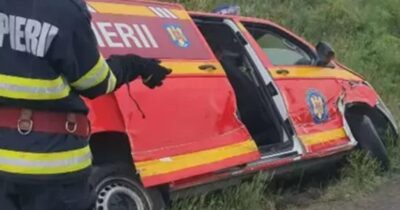 O autospecială SMURD plină cu pompieri a fost proiectată în șanț de un șofer care a intrat pe contrasens în Galați