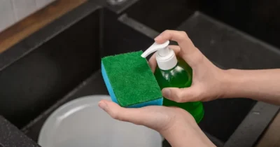 Pune un burete de vase în frigider și vezi ce se întâmplă. Trucul ieftin care…