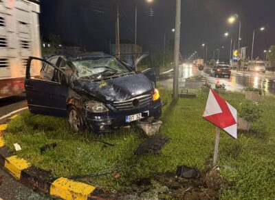A lăsat bolidul de lux în mijlocul giratoriului și a fugit acasă după ce a dărâmat un semn de circulație în Botoșani