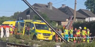 Microbuz plin cu elevi spulberat de tren la o trecere la nivel. Ce s-a întâmplat deși barierele erau coborâte