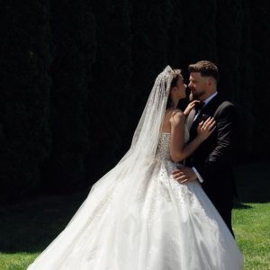 Alexandra Cotruș s-a măritat cu Adrian Vodă. Cum a arătat rochia de mireasă plină de pietre și cine a dus trena artistei