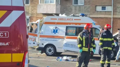 Ambulanță SMURD spulberată pe DN 19! Trafic blocat și victime transportate de urgență la spital în Bihor