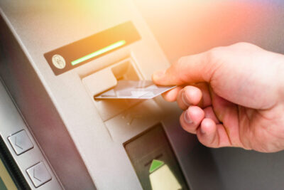 Eroarea uriașă pe care o fac românii la bancomat. De ce nu trebuie să mai ceri niciodată chitanța după retragere