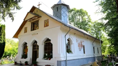 Imagini incredibile pe camerele video! Cine este bărbatul care a distrus cu sapa celebra pictură rară dintr-o biserică