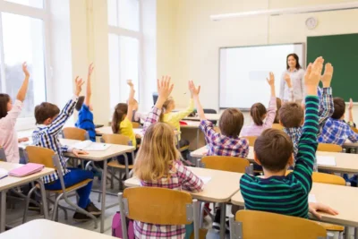 Gestul ireal făcut de un elev de doar 7 ani! Ce i-a făcut colegului său care se sufoca sub privirile profesoarei!