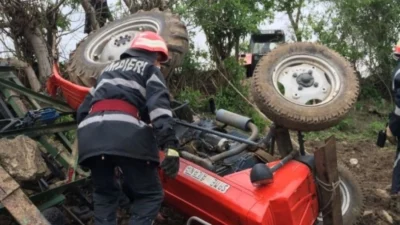 Sfârșit de drum pentru un bărbat. S-a răsturnat cu tractorul și nu a mai avut nicio șansă sub utilaj