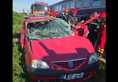 Momente de groază la Găești. Un tren cu 100 de pasageri a lovit în plin o mașină, șoferul nu a avut nicio șansă