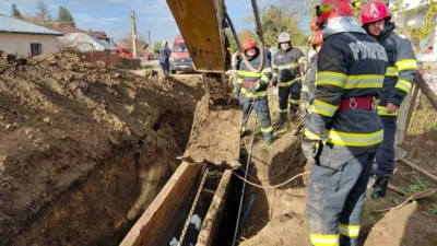 Momente de groază în Dărmănești. Un bărbat a fost îngropat de viu sub un mal de pământ. Medicii se luptă să îl salveze