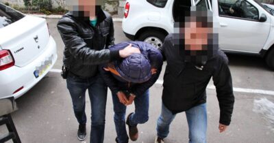 Patru români au dat lovitura în Franța! Au furat cosmetice de un milion de euro dintr-un camion care venea spre țară