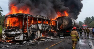 Clipe de groază pe șosea! 16 oameni au ars de vii după ce un autobuz s-a ciocnit frontal cu o cisternă plină cu benzină