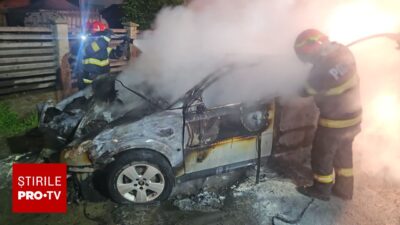 Doi tineri din Focșani au murit arși de vii după ce mașina lor a luat foc. Alți doi prieteni au sărit din vehiculul cuprins de flăcări