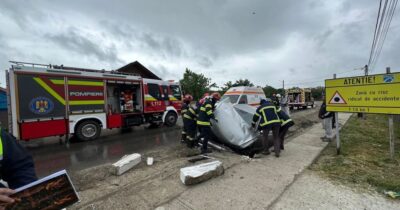 Impact violent! Un tânăr de 20 de ani a rămas captiv în mașină după ce s-a izbit direct de un cap de pod