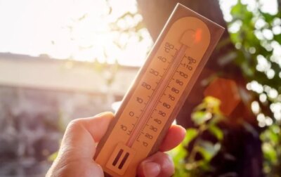 De ce ventilatorul nu răcește, de fapt, camera? Trucul genial cu sticlele înghețate care te scapă de caniculă