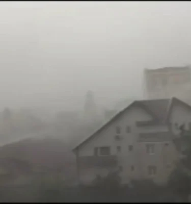 De la caniculă la furtună în doar o oră. Fenomenul meteo care a luat prin surprindere un oraș din România