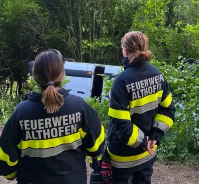 Clipe de coșmar pentru opt români aflați în străinătate. Microbuzul în care se aflau a ieșit de pe șosea și s-a răsturnat pe o pantă abruptă