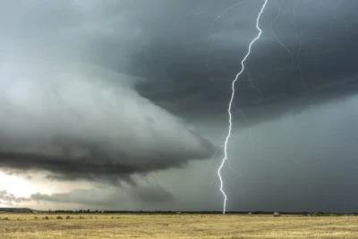 Alertă de ultimă oră emisă de meteorologi. Cod Roșu de furtuni violente în mai multe localități. Verifică dacă ești în zona de pericol