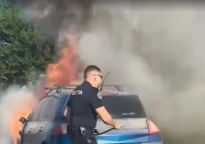 Canicula a transformat o mașină într-o torță în plin trafic. Gestul polițiștilor care a evitat o explozie iminentă