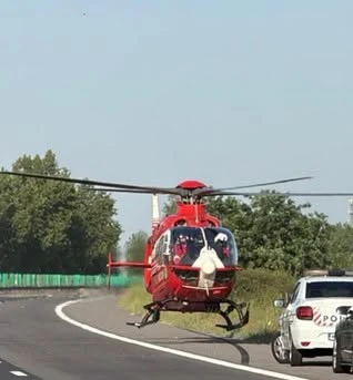 Duminică neagră pe șosele. O mașină a fost distrusă complet după ce a ieșit de pe drum. Intervenție contracronometru a salvatorilor cu elicopterul SMURD