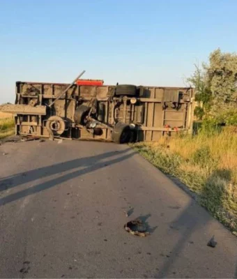 Tragedie pe șosea. O remorcă s-a desprins din mers și a strivit o mașină. Ce au descoperit salvatorii la fața locului