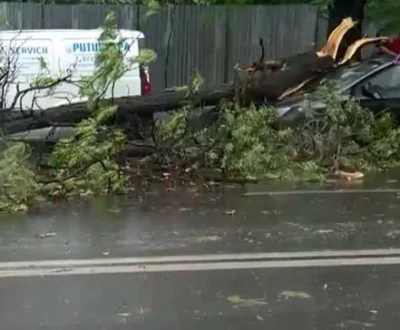 Furtuna a făcut prăpăd în mai multe zone din țară. Un șofer a sfârșit tragic după ce natura s-a dezlănțuit