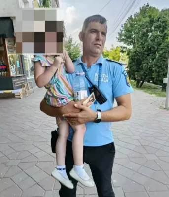 O fetiță a fost salvată dintr-o mașină încinsă la soare. Reacția tatălui când a văzut poliția i-a lăsat pe toți mască