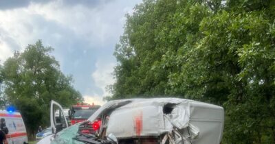 Haos pe DN 56A după impactul dintre un tir și un microbuz. Elicopterul SMURD a aterizat de urgență pentru o victimă