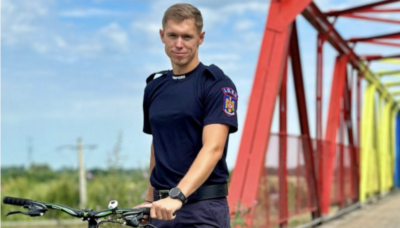 Un pompier din Timiș mergea liniștit pe bicicletă când a văzut un bărbat prăbușit. Ce a urmat i-a lăsat mască pe toți