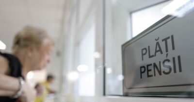Mii de pensionari români au luat cu asalt Casele de Pensii. Ce se întâmplă cu banii reținuți în fiecare lună