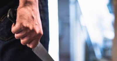 Tată înjunghiat pe bancă sub privirile copilului. Cine este afaceristul care l-a atacat pentru bani