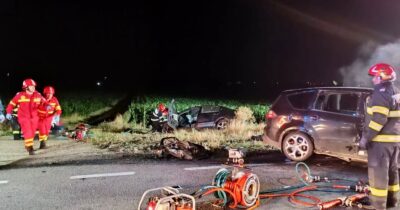 Prăpăd pe un drum din Bihor. Doi morți și un copil în stare gravă după ce două mașini s-au izbit violent în Adoni