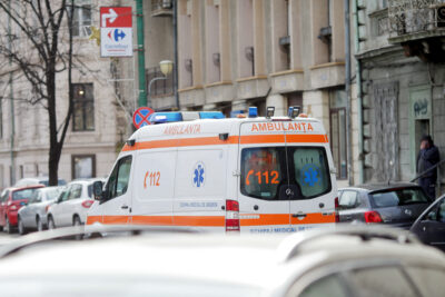 O fetiță de numai 2 ani din Timiș a ajuns la spital după ce a căzut într-o oală cu apă clocotită în curtea casei