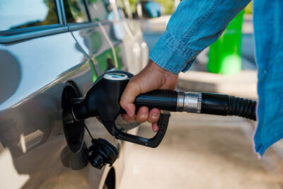 Banii jos! Unde alimentezi cel mai ieftin joi, 18 iunie. Orașul din România unde benzina a ajuns la un preț de necrezut