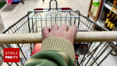 Amendă uriașă pentru o femeie care a lăsat o frunză în căruciorul de supermarket. Ce a pățit când a ajuns la mașină