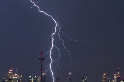 Vremea o ia razna în România! Adio caniculă, urmează vijelii și răcire bruscă. Ce anunță meteorologii