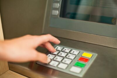 Ce se întâmplă cu banii din cont după decesul unei rude. Cine îi poate scoate din bancă fără să aibă probleme cu legea