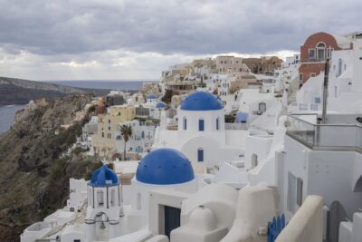 Câți euro a plătit un român pe o salată și un tzatziki în Santorini. Nota de plată a devenit virală pe internet
