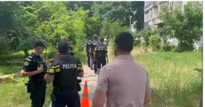Descoperire înfiorătoare într-un apartament! Un copil a fost găsit mort lângă mama și frații săi subnutriți