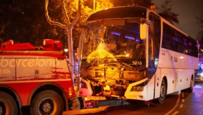 Un autocar cu zeci de pasageri a intrat direct în clădirea primăriei. Bilanț cutremurător după impactul devastator
