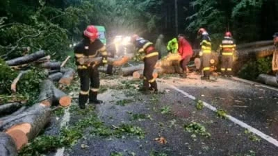 Dezastru după furtunile violente din țară. Bilanț tragic și sute de mașini distruse în urma fenomenelor meteo extreme