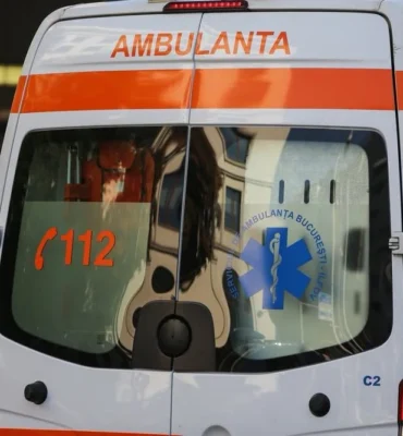 Clipe de coșmar pentru trei persoane. Victimele au fost scoase cu greu din mașină și transportate de urgență la spital după un accident rutier grav