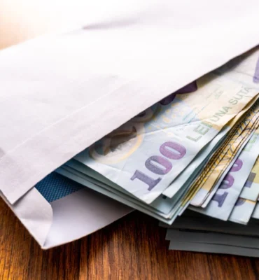 Veste importantă pentru mii de români. Se majorează indemnizația de însoțitor. Câți bani vor primi beneficiarii în plus lunar